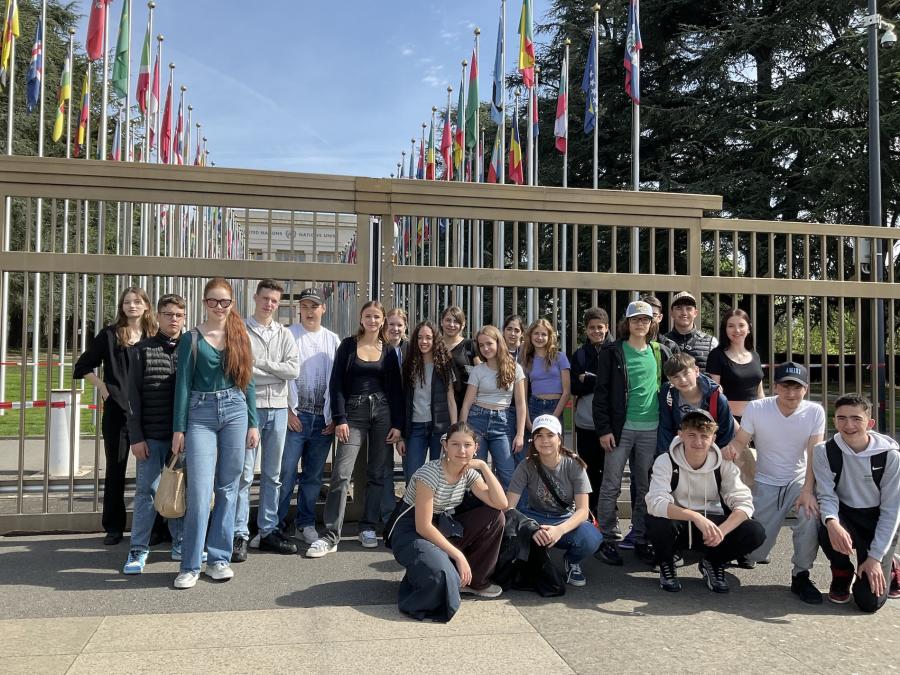 Ein Gruppenbild einiger unserer Schüler während ihres Austauschs in Nyon vor dem Palais des Nations in Genf. Es wehen die Fahnen der 193 Mitgliedsstaaten entlang der «Allée des drapeaux». 