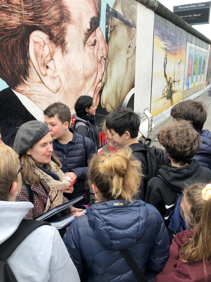 Zusammen mit Schülerinnen und Schülern aus Genf an der Berliner Mauer. 