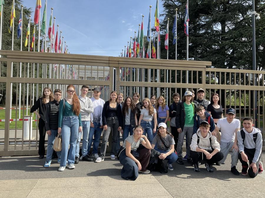 Ein Gruppenbild einiger unserer Schüler während ihres Austauschs in Nyon vor dem Palais des Nations in Genf. Es wehen die Fahnen der 193 Mitgliedsstaaten entlang der «Allée des drapeaux». 