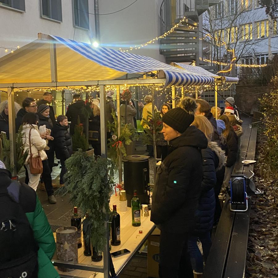 Weihnachtliche Stände auf dem Schulhof