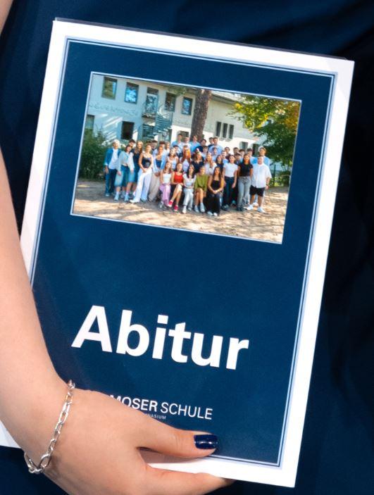Zu sehen ist die Mappe mit dem Abiturzeugnis des Jahrgangs 2025