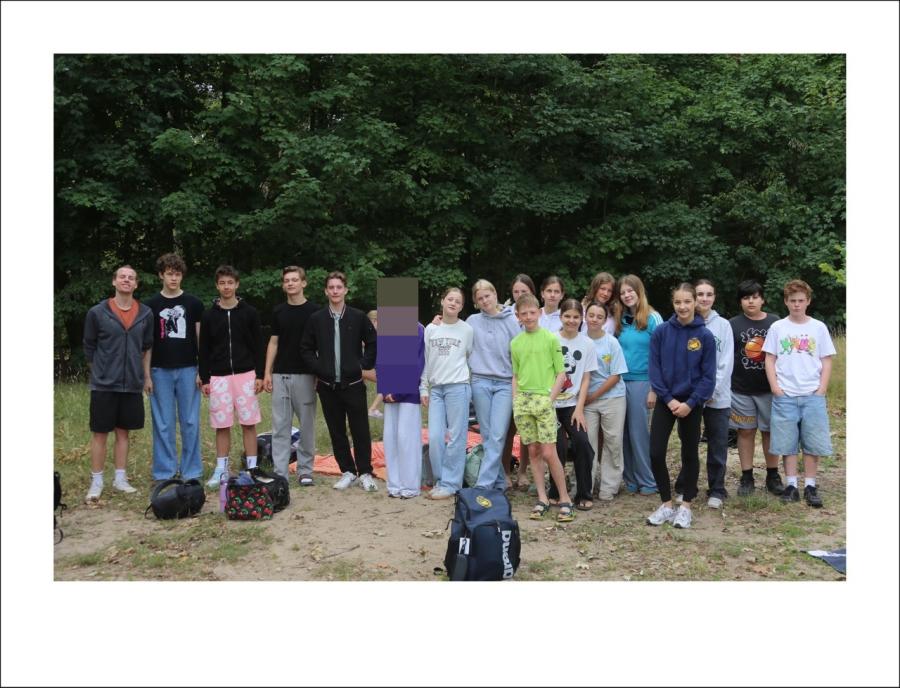 Schüler, die beim Langstreckenschwimmen mitgemacht haben, posieren für ein Gruppenfoto