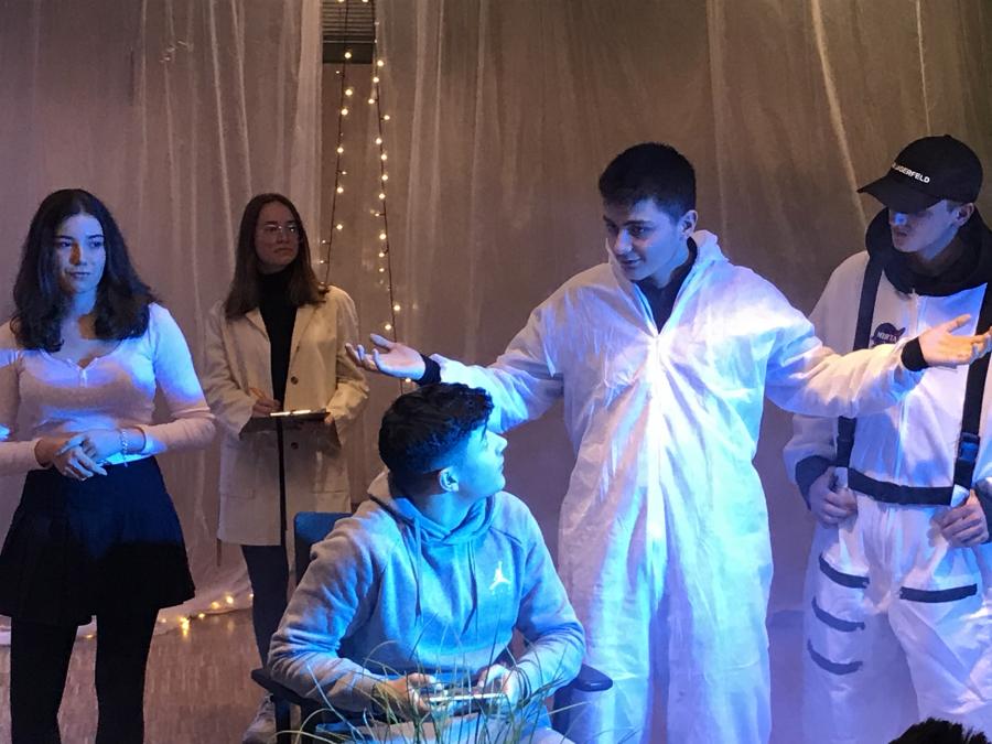 Eine Theateraufführung der Schülerinnen und Schüler