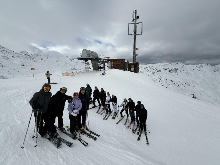 Die Teilnehmer der Skikursfahrt posieren für ein Gruppenbild auf der Skipiste.