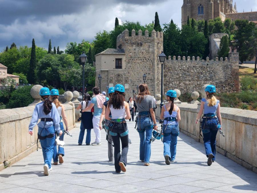 Die Schüler machen sich bereit, um mit der Zipline über den Fluss Tajo zu fahren